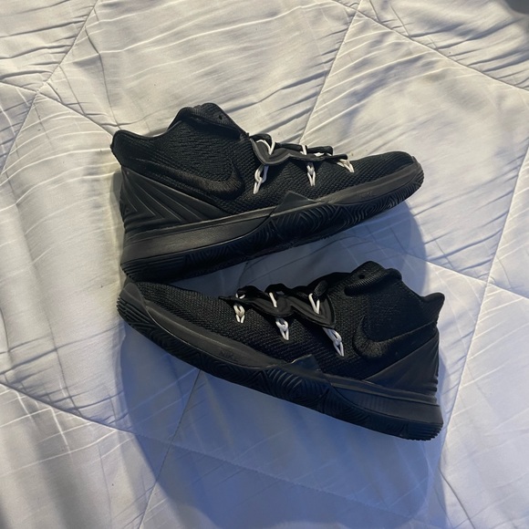 Kyrie 5 Red Carpet GS Sz 5 - Picture 1 of 4